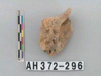 藏品(灰褐色夾砂帶把陶口緣)的圖片